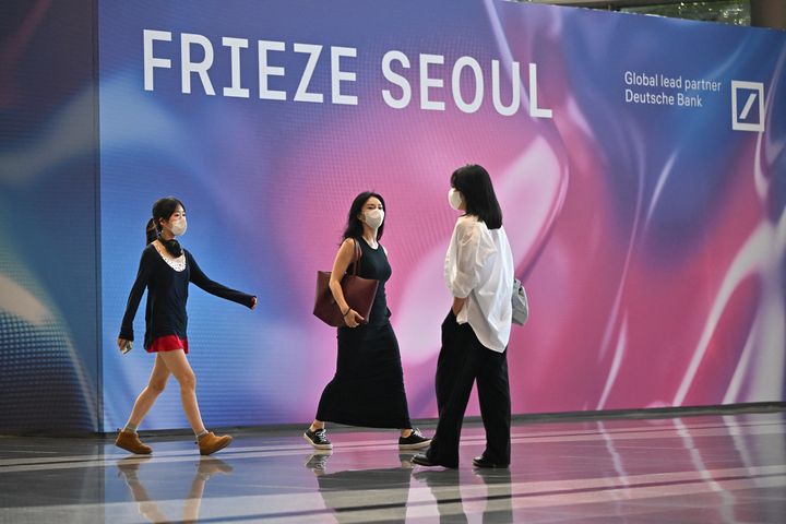 Des visiteuses à la foire d'art contemporain Frieze Seoul 2022, le 2 septembre 2022. (JUNG YEON-JE / AFP)