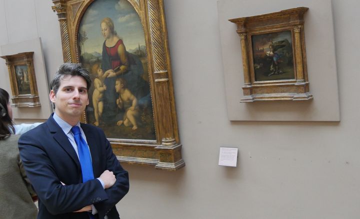 Laurent Muraro près de "La Belle jardinière" de Raphaël au Louvre.
 (Lorenzo Ciavarini Azzi/Culturebox)