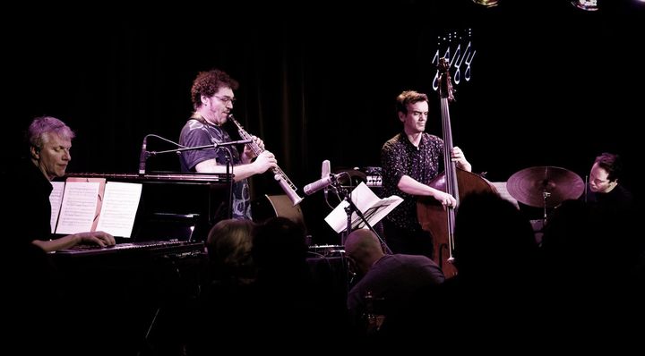 Le contrebassiste Stéphane Kerecki en concert le 8 février 2020 au Moulin à Jazz avec le pianiste Jozef Dumoulin, le saxophoniste Julien Lourau et le batteur Fabrice Moreau (Gérard Tissier)