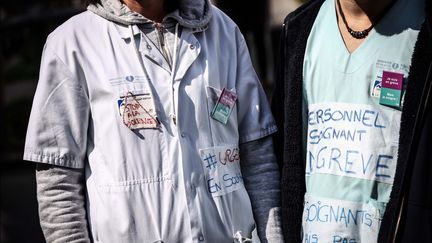 Le personnel des urgences de l'hôpital Saint-Antoine en grève, le 14 avril 2019. (LUC NOBOUT / MAXPPP)