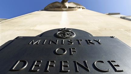 La plaque devant l'entr&eacute;e du minist&egrave;re de la D&eacute;fense britannique, auquel un Afghan demande des comptes. (SUZANNE PLUNKETT / REUTERS)