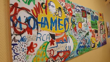 Une fresque réalisée par des jeunes mineurs isolés lors de sessions de dessins dans&nbsp;un foyer de Paris, octobre 2020. (BENJAMIN MATHIEU / RADIO FRANCE)