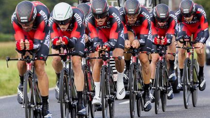 L'équipe BMC en plein effort sur le contre-la-montre par équipes (VINCENT JANNINK / ANP)