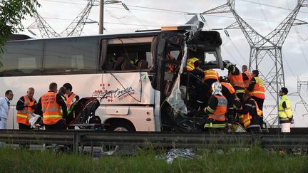 L'accident de bus&nbsp;près de Graveline, le 1er juin 2017. (MAXPPP)