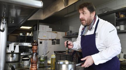 Le chef Olivier Bellin dans la cuisine de son restaurant à Plomodiern (Finistère), le 25 janvier 2018. (FRED TANNEAU / AFP)