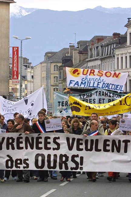 Des manifestants pro-ours, dont Gérard Caussimont (à gauche de l'élu à l'écharpe tricolore) défilent à Oloron-Sainte-Marie (Pyrénées-Atlantiques), le 28 novembre 2004. (DANIEL VELEZ / AFP)