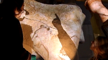 Les équipes d'Arc et Os (Montignac) sont chargées de reproduire les peintures pariétales de la Grotte Chauvet
 (France 2 Culturebox)