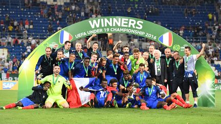 &nbsp; (Dimanche soir, les Bleuets célèbrent leur victoire 4 à 0 face à l'Italie en finale de l'Euro des moins de 19 ans © AFP / UWE ANSPACH)