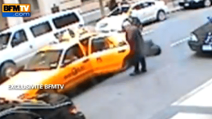 Capture d'&eacute;cran de la vid&eacute;o diffus&eacute;e par BFM TV o&ugrave; l'on voit DSK prendre un taxi en sortant du Sofitel, &agrave; New York, le 14 mai 2011. (FTVi)