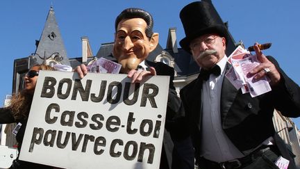 CASSE-TOI PAUV' CON ! (2008) En visite au Salon de l'agriculture, Nicolas Sarkozy r&eacute;torque &agrave; un homme qui refuse de lui serrer la main : "Casse-toi pauv' con !". Devant l'ampleur des r&eacute;actions suscit&eacute;es par cette phrase, Nicolas Sarkozy reconnait qu'il eut mieux fallu "ne pas lui r&eacute;pondre". (PATRICK KOVARIK / AFP)