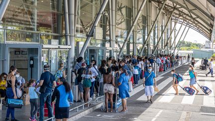 File de passagers à l'aéroport Félix Eboué à Cayenne (Guyane française) le 10 juillet 2020. Illustration (JODY AMIET / AFP)