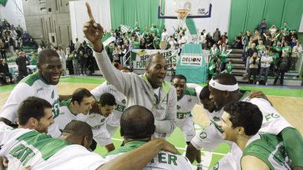 Autour de l'international français Ali Traoré, la joie de l'équipe de Nanterre