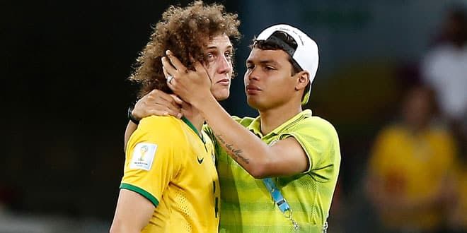 David Luiz consolé par Thiago Silva après la défaite