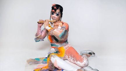 Björk tenant sa flûte, élément central de son neuvième album, "Utopia". (Jesse Kanda/Björk)