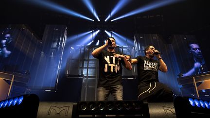 Kool Sheen et Joey Starr à l'AccorHotels Arena (ex-Bercy) jeudi 8 mars pour le premier des trois concerts du retour de NTM.&nbsp; (CHRISTOPHE ARCHAMBAULT / AFP)