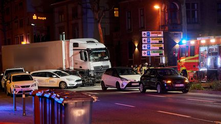 Le camion qui a percuté plusieurs voitures lundi 7 octobre 2019 au soir, à Limburg, en Allemagne. (SASCHA DITSCHER / DPA / AFP)