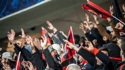 Des supporters niçois à l'Allianz Riviera.&nbsp; (XAVIER DUVOT / HANS LUCAS via AFP)