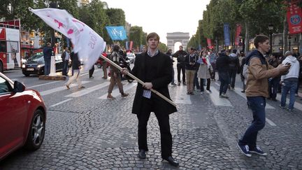 Une cinquantaine de militants anti-mariage pour tous a tent&eacute; de bloquer les Champs-Elys&eacute;es samedi 25 mai 2013. (FRANCOIS GUILLOT / AFP)