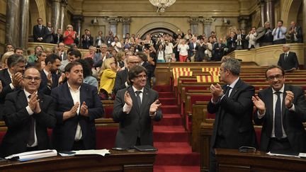 Des élus independantistes catalans applaudissent l'adoption d'une loi&nbsp;prévoyant un référendum d'autodétermination dans la région, mercredi 6 septembre 2017, à Barcelone (Espagne).&nbsp; (LLUIS GENE / AFP)