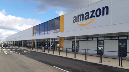 L'entrée du centre de distribution Amazon de Brétigny-sur-Orge (Essonne). (ARTHUR BLANC / RADIOFRANCE)