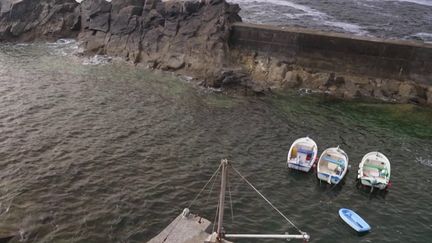 Au Cap Sizun, dans le Finistère, les ports abris aménagés dans la roche marine, continuent de faire office de refuges pour les pêcheurs locaux les jours de tempête.