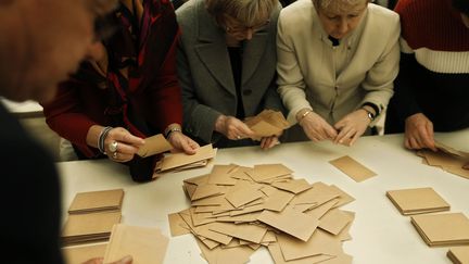 Le dépouillement dans un bureau de vote de la primaire à droite, à Caen, le 20 novembre 2016. (CHARLY TRIBALLEAU / AFP)