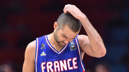 Tony Parker apr&egrave;s la d&eacute;faite de l'&eacute;quipe de France contre l'Espagne, en demi-finale de l'Eurobasket, le 17 septembre 2015, &agrave; Villeneuve-d'Ascq (Nord). (PHILIPPE HUGUEN / AFP)