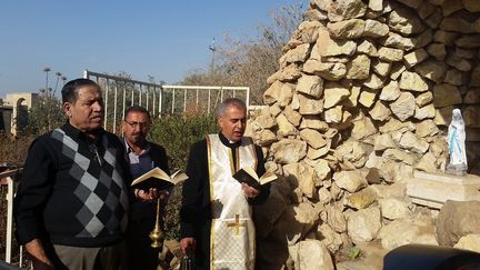 À Bartella (Irak), le père Benham dépose et consacre la statue de la Vierge Marie ramenée par des catholiques français (RADIO FRANCE / MATHILDE LEMAIRE)