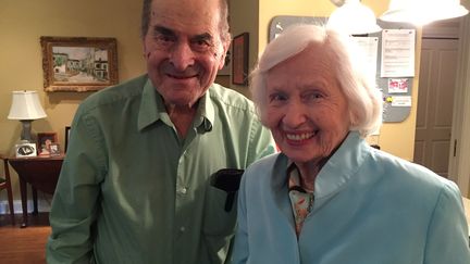 Le Dr&nbsp;Henry&nbsp;Heimlich posant aux côtés de&nbsp;Patty Ris (87) qu'il a sauvé grâce à sa technique.&nbsp; (REUTERS)