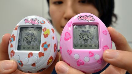 Une employ&eacute;e de Bandai pr&eacute;sente une nouvelle version du Tamagotchi, le 27 novembre 2013, &agrave; Tokyo (Japon). (YOSHIKAZU TSUNO / AFP)