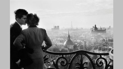 Les amoureux de la Bastille, Paris, 1957
 (Willy Ronis)