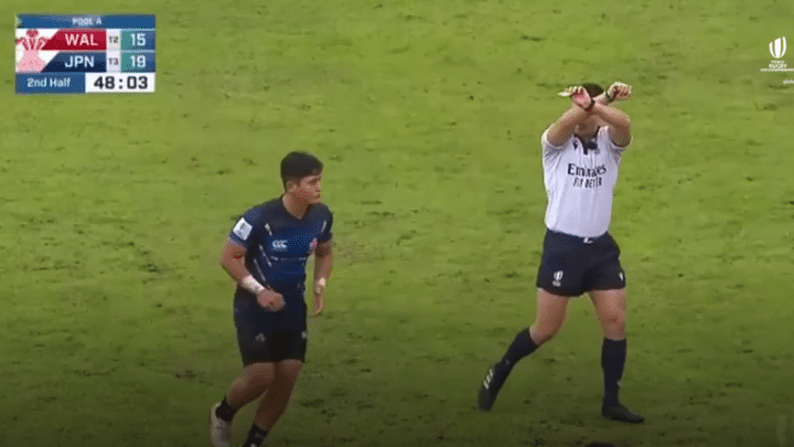 Le geste du "bunker" effectué par l'arbitre pour exclure temporairement un joueur japonais, dans un match contre le pays de Galles lors de la Coupe du monde U20, le 29 juin 2023. (Capture d'écran World Rugby)