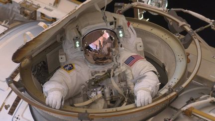 L'astronaute Andrew Feustel rentre dans la Station spatiale internationale, après une sortie extra-véhiculaire, le 22 mai 2011. (NASA / AFP)