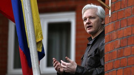 Julian Assange s'exprime depuis le balcon de l'ambassade d'Equateur à Londres, le 19 mai 2017. (DANIEL LEAL / AFP)