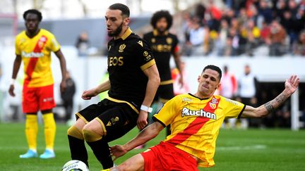 Florian Sotoca et les Lensois ont dominé l'OGC Nice d'Amine Gouiri, dimanche. (FRANCOIS LO PRESTI / AFP)