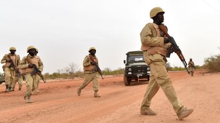 Des soldats du Burkina Faso participent à une formation avec des instructeurs de l'armée autrichienne au camp militaire du général Bila Zagre, près de Ouagadougo, au Burkina Faso, le 13 avril 2018.&nbsp; (ISSOUF SANOGO / AFP)