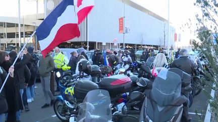 Inspirés du&nbsp;mouvement du "convoi de la liberté" anti-vaccin au Canada, plusieurs convois sont partis du sud-ouest et du sud-est de la France pour converger vendredi 11 février à Paris.&nbsp;Les participants se mobilisent contre les restrictions sanitaires.&nbsp;Le journaliste Ben&nbsp;Barnier&nbsp;a suivi un convoi de Nice (Alpes-Maritimes) à Avignon (Vaucluse), mercredi 9 février. (FRANCE 3)