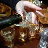 Un verre de champagne pendant les fêtes de fin d'année (photo d'illustration) (SOLLIER CYRIL / MAXPPP)