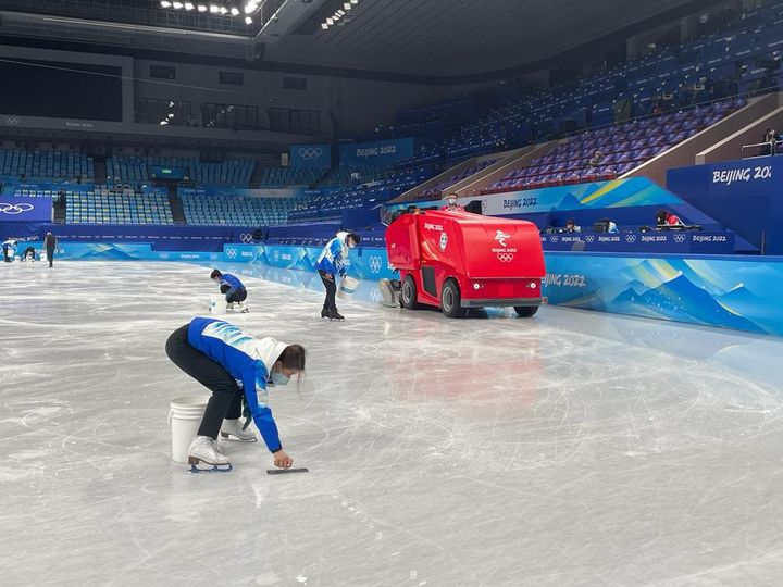 La première étape du&nbsp;surfaçage est de reboucher les trous sur la glace.&nbsp; (Apolline Merle / franceinfo: sport)