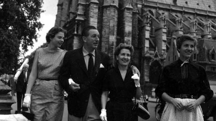 Walt Disney en visite à Paris en famille en 1957. Au centre Walt et Lillian, entourés de leurs filles Sharon (G) et Diane (D). (DISNEY)