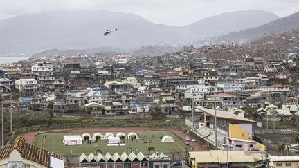 Un hôpital de campagne installé dans un stade de la ville de Mamoudzou à Mayotte après le passage du cyclone Chido sur l'archipel, le 22 décembre 2024. (PATRICK MEINHARDT / AFP)