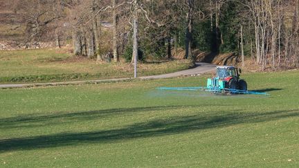 Un engin agricole à Vernoux-en-Vivarais (Ardèche), le 28 février 2022. (NICOLAS GUYONNET / HANS LUCAS / AFP)