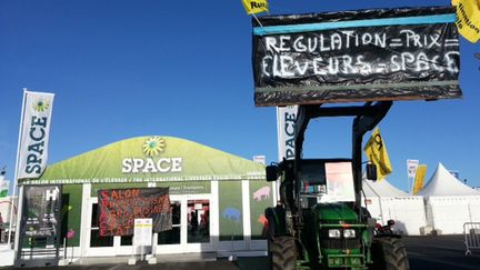 &nbsp; (Des agriculteurs comptent se faire entendre lors du salon des productions animales (Space) qui s'est ouvert mardi à Rennes © Radio France/Sébastien Baer)