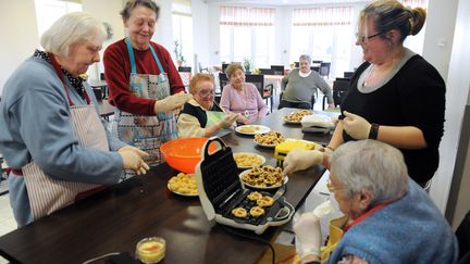 Photo d'illustration. Activité culinaire avec des personnes âgées. (FRANCOIS LO PRESTI / AFP)