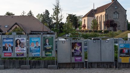 Des panneaux électoraux pour les élections européennes, à Cranves-Sales (Haute-Savoie), le 5 juin 2024. (CAPUCINE VEUILLET / HANS LUCAS / AFP)