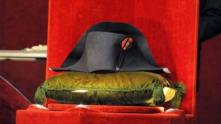 Ce chapeau, l'un des dix-neuf bicornes authentifi&eacute;s de l'Empereur existant encore dans le monde, faisait partie de la collection du Palais princier de Monaco. (DOMINIQUE FAGET / AFP)