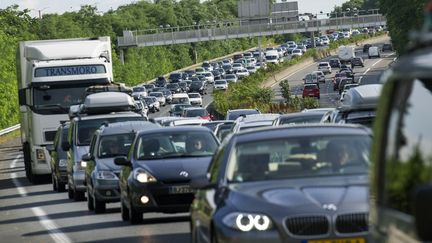 Des voitures sur l'autoroute A10, pr&egrave;s de Paris. (FRED DUFOUR / AFP)