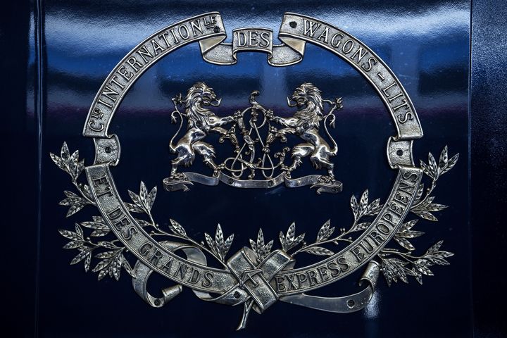 Le blason de la compagnie des Wagons-lits de l'Orient-Express, sur un train rénové exposé à la Gare de l'Est à Paris le 13 mai 2019. (CHRISTOPHE ARCHAMBAULT / AFP)