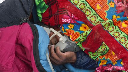 Un sherpa n&eacute;palais bless&eacute; respire &agrave; l'aide d'un masque &agrave; oxyg&egrave;ne, au camp de base de l'Everest, samedi 25 avril 2015.&nbsp; (ROBERTO SCHMIDT / AFP)