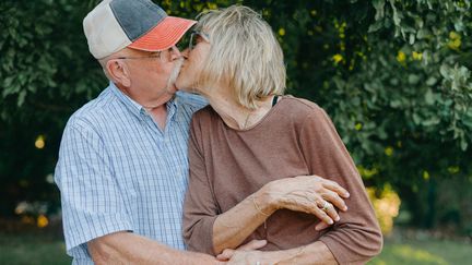 A tout âge, ses découvertes. Celles des seniors, à l'âge d'une relation amoureuse et sexuelle qu'on croit souvent révolue, est pleine de bonnes surprises. (Illustration) (STEFANIA PELFINI, LA WAZIYA PHOT / MOMENT RF / GETTY IMAGES)